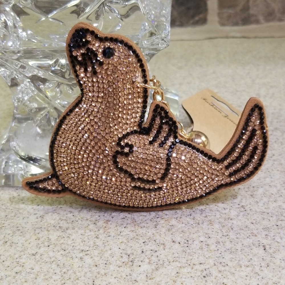 - Keychain Seal design copper/Black/Crystal look